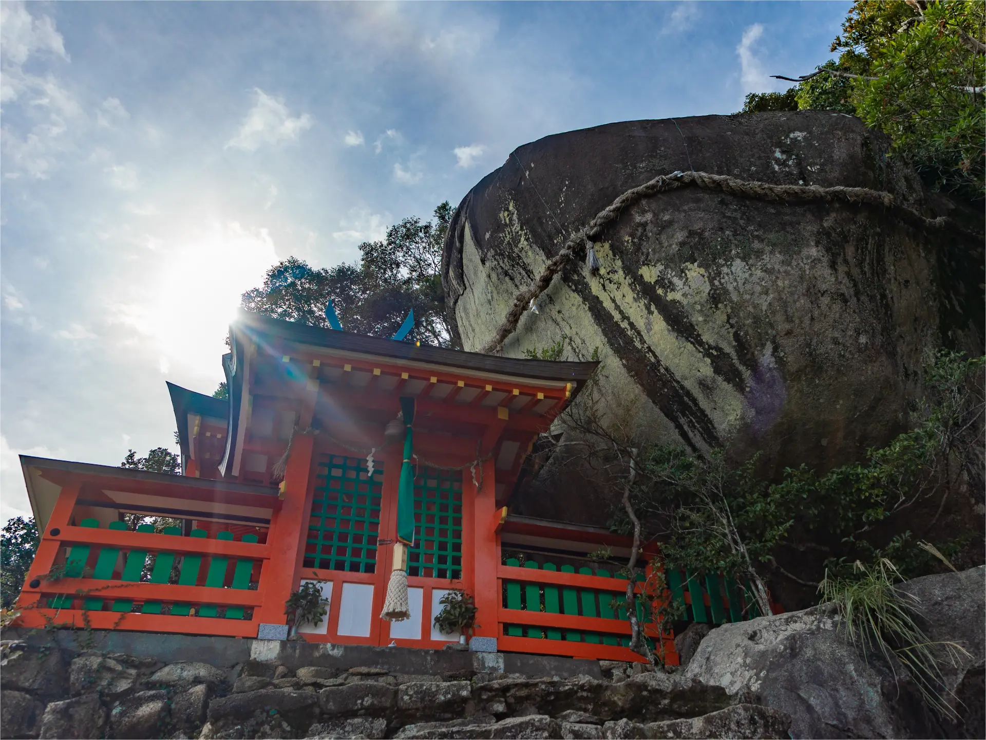 A massive rock that embodies the mysteries of nature, Gotobiki Rock derives its name from a local dialect word meaning "toad".