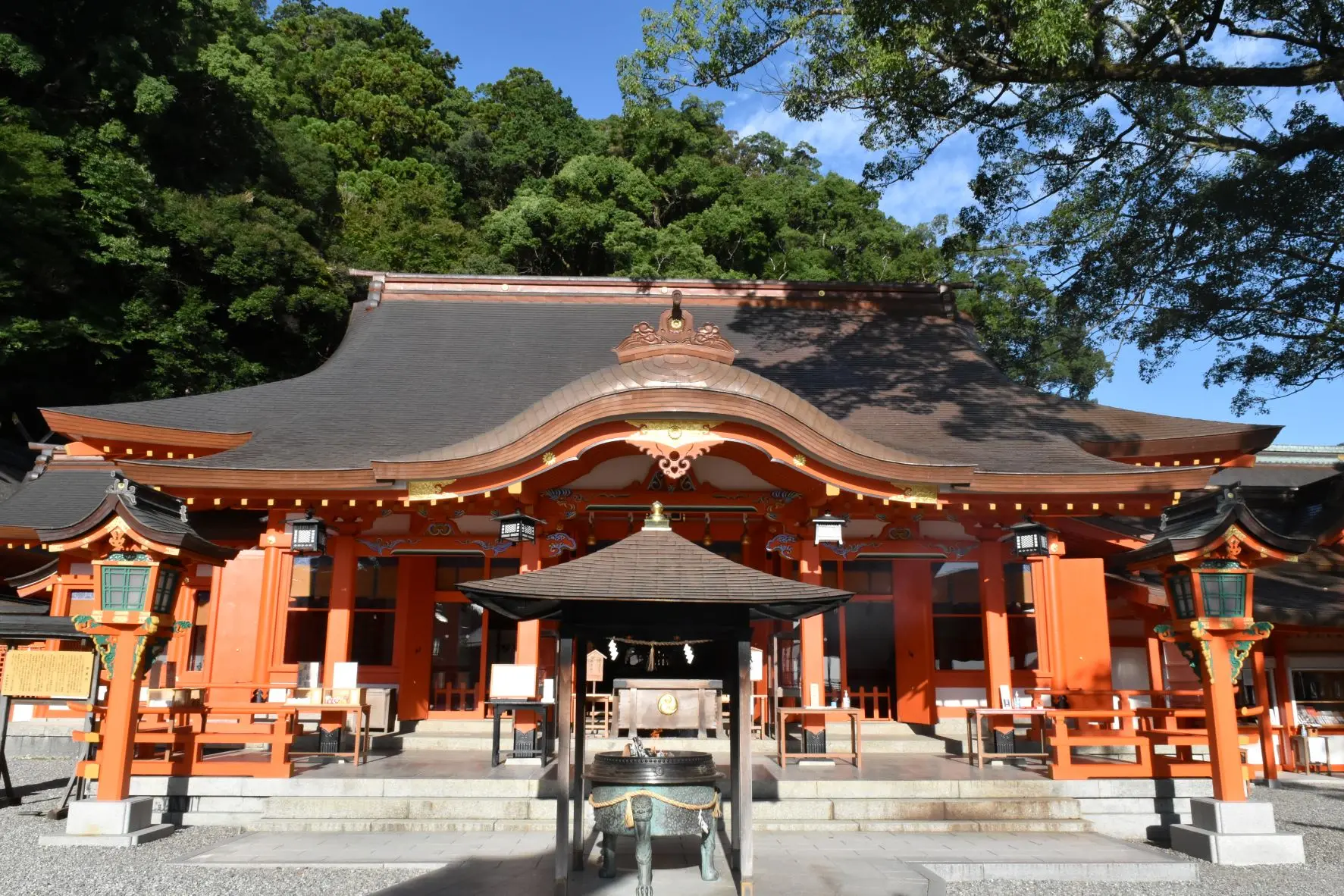 The main deity enshrined at Kumano Nachi Taisha, Kumano-Fusumi no Ōkami, is considered the incarnation of Senju Kannon (Thousand-Armed Kannon), a deity known for granting worldly blessings.