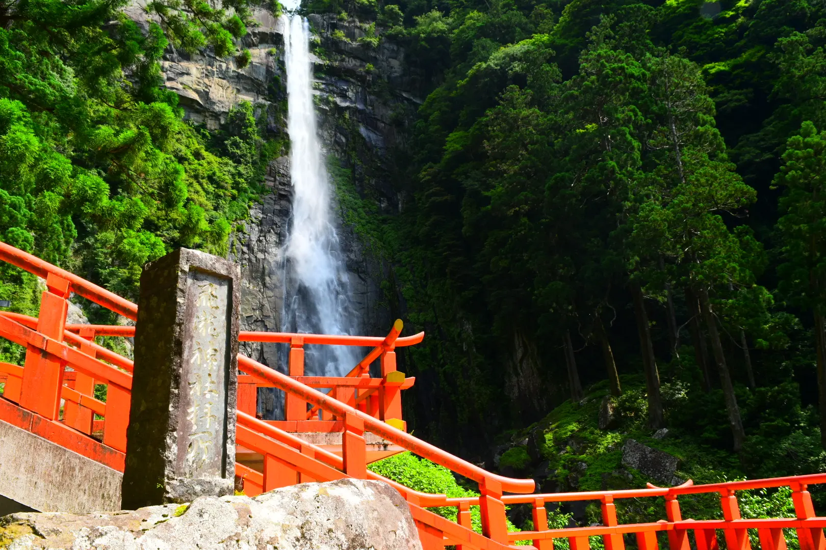 The Otaki Haisho Butai (Waterfall Worship Platform) offers the closest, most direct view of Nachi Falls with an admission fee of 300 yen for adults and 200 yen for elementary and junior high school students.