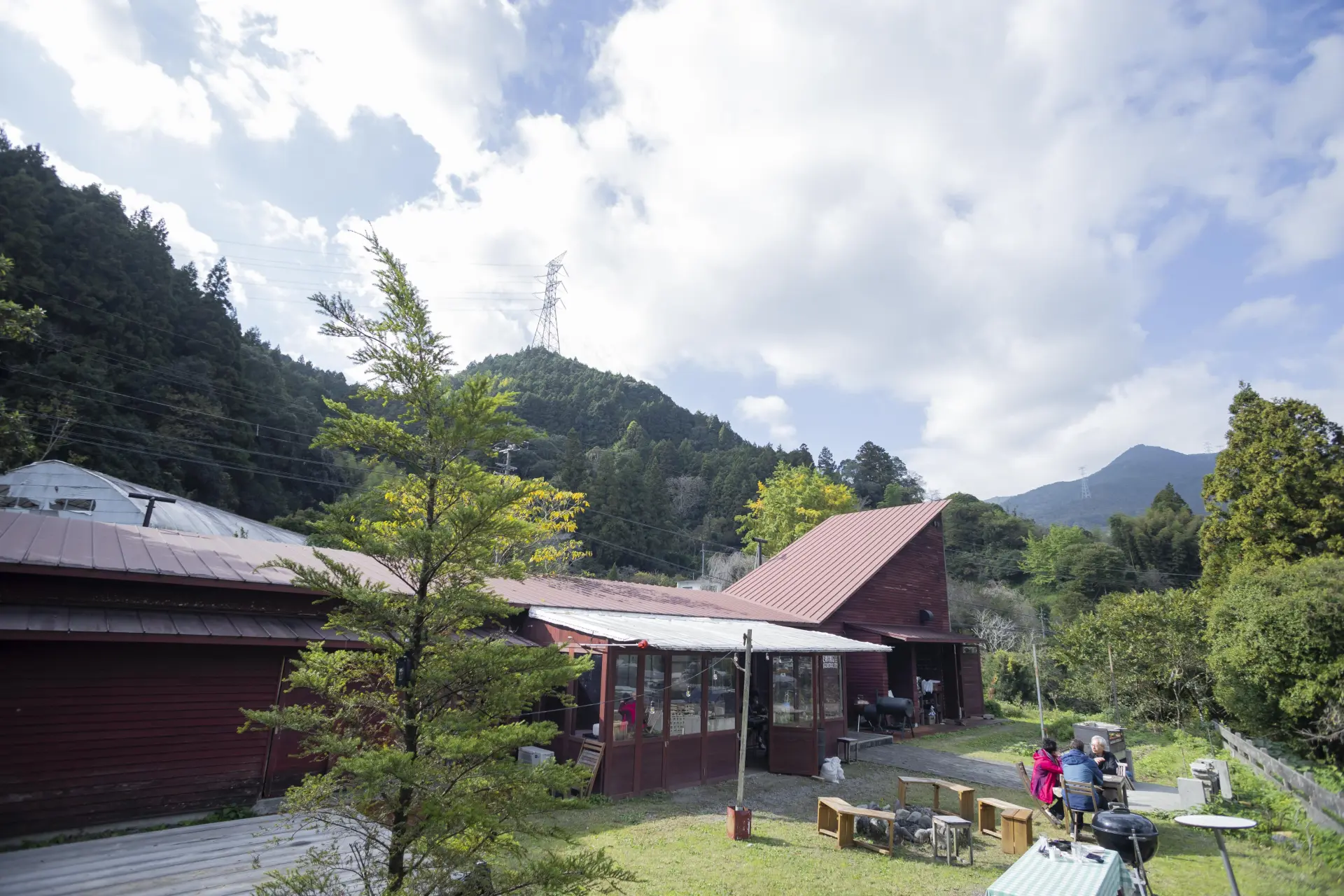 An open garden with an unobstructed view of the sky and Kamikatsu’s lush greenery. Enjoying BBQ in the fresh air adds to the experience.