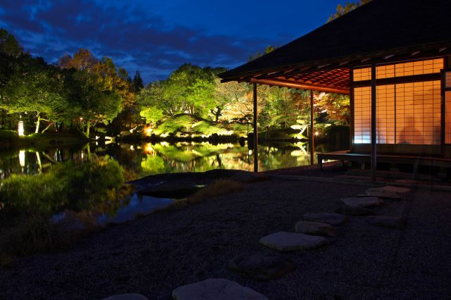 ライトアップ時の名勝養浩館庭園