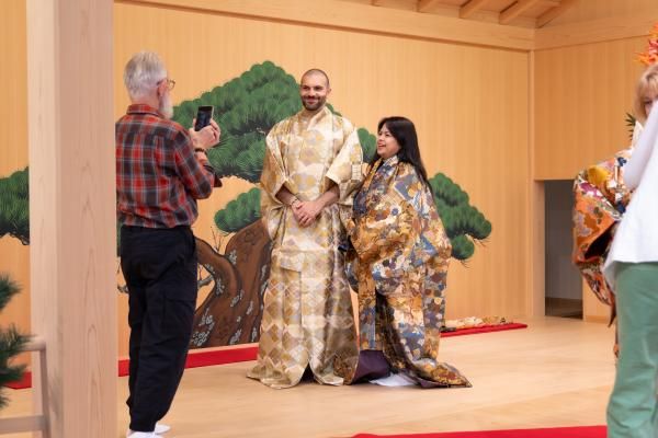 Experience to put on the Noh costumes
(C)一般財団法人日本伝統芸術文化財団