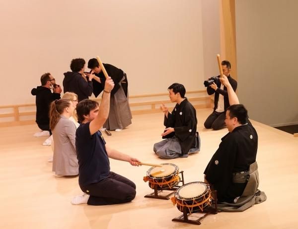 <Option> Experience Noh musical instruments ( Fue, Kotsuzumi, Otsuzumi,Taiko)
(C)一般財団法人日本伝統芸術文化財団