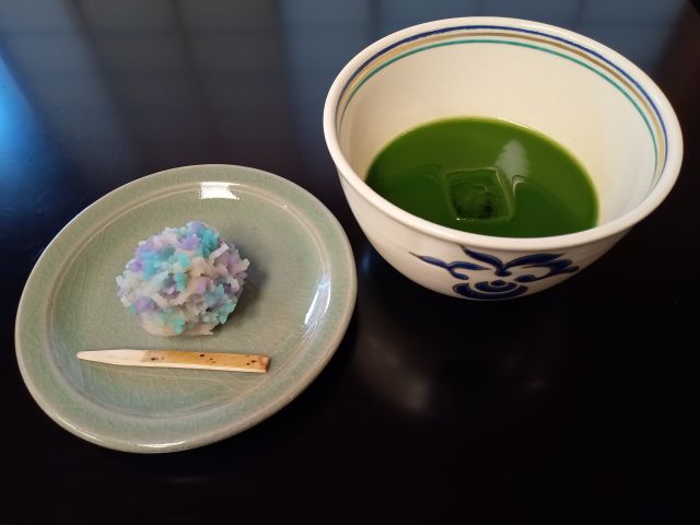 Image of Japanese sweets and cold Matcha