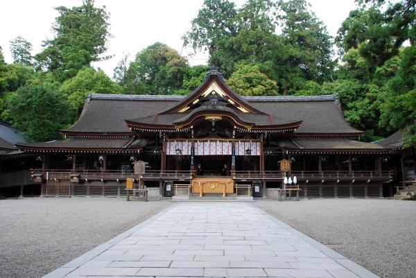 Nara Regular Sightseeing Bus E-Course: Circulating Omiwa Shrine and Asuka