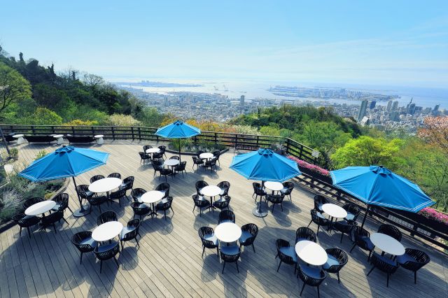 The open space of the 1F terrace at The Veranda Kobe
神戸布引ハーブ園／ロープウェイ