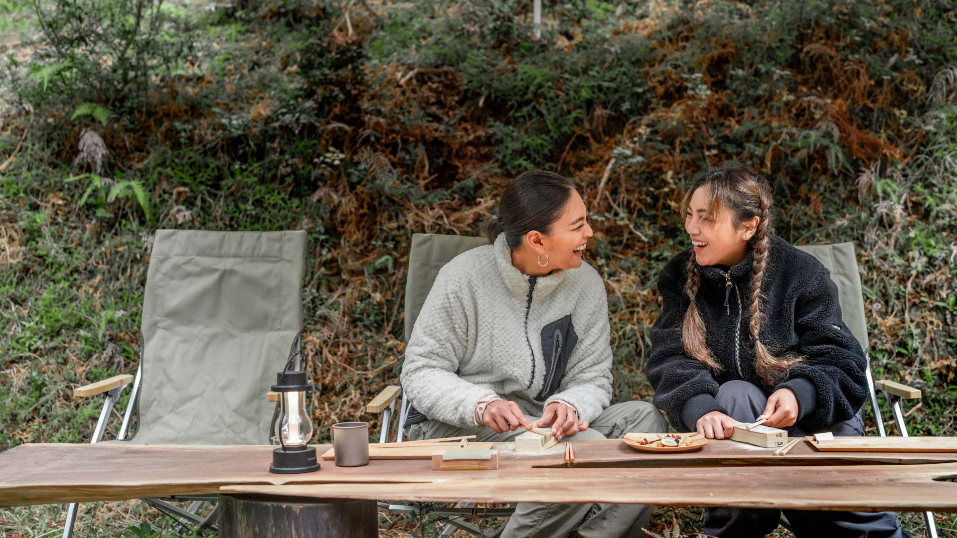 Enjoy a premium logging experience in a 100-year-old forest and make wooden chopsticks and chopstick rests.