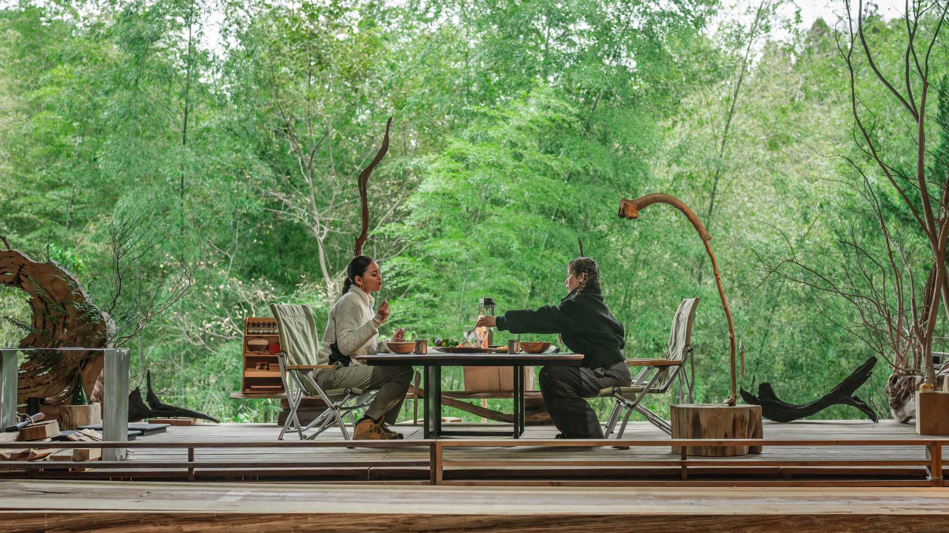 Ride in the century cedar canoe that won the Japan Wood Design Award and enjoy a forest game-meat lunch