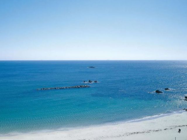 目の前は鳥羽十景にも選ばれた千鳥ヶ浜。白い砂浜と透き通った海水が魅力