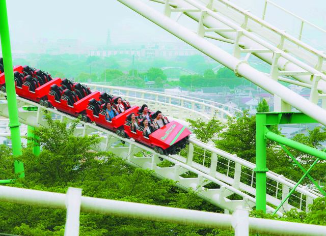 There are roughly 40 kinds of attractions. The fastest roller coaster in Hirakata Park