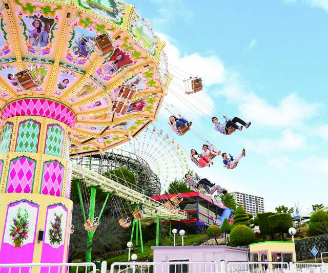 There are roughly 40 kinds of attractions. A midair trapeze that allows you to enjoy the sensation of flying