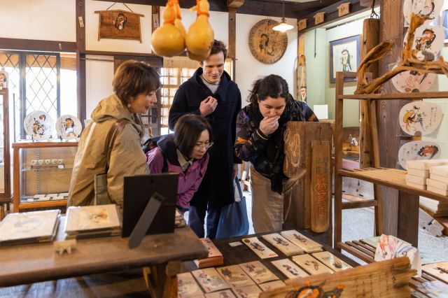 豊富な品揃えの「大津絵の店」でショッピング