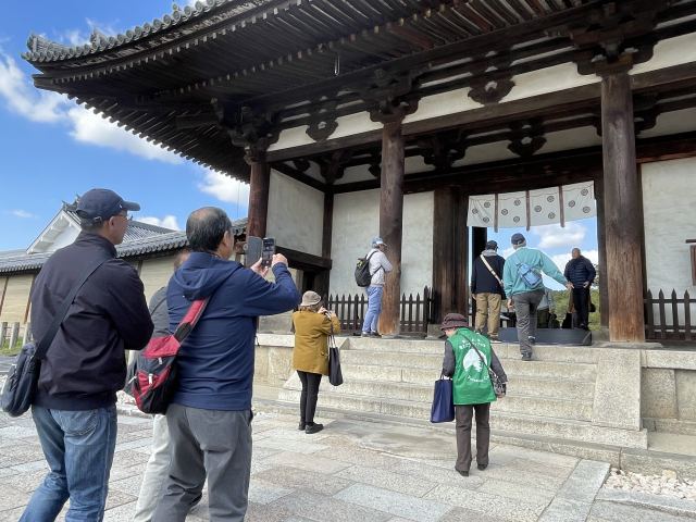 経験豊富な地元のガイドスタッフが法隆寺をご案内