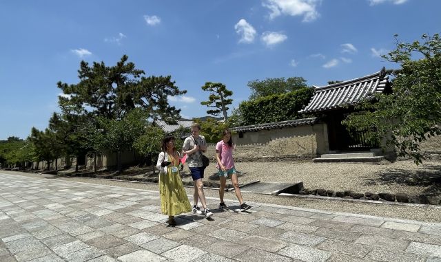 経験豊富な地元ガイドの案内で法隆寺を満喫