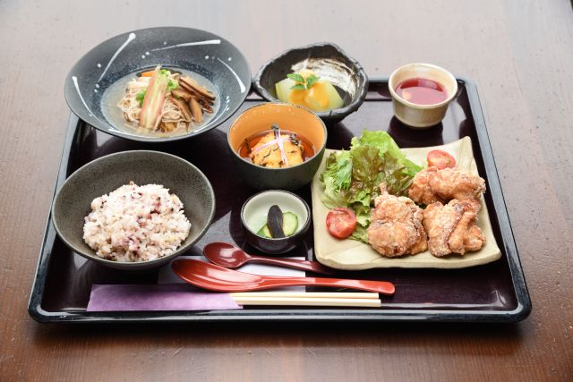 鶏もも肉を使用した斑鳩名物竜田揚げランチ（写真はイメージです）