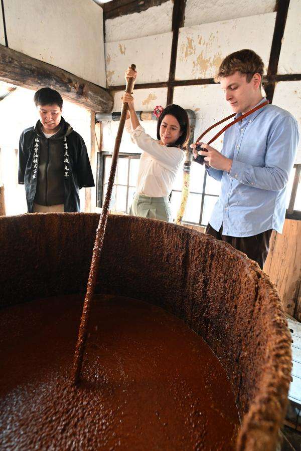 醤油蔵では昔ながらの製造工程を特別に体験していただくことができます。