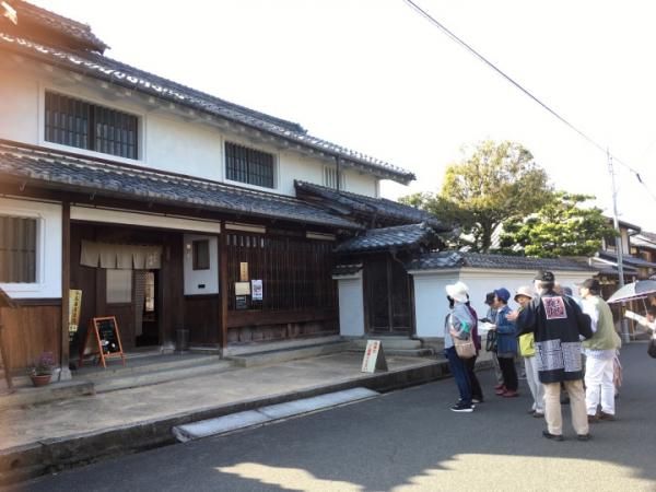 Guided walk through the silk weaving district Chirimen Road and hand-woven coaster making experience