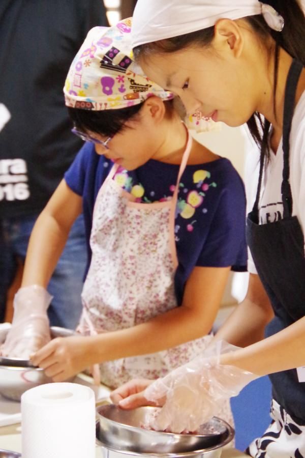 Kneading the ground meat