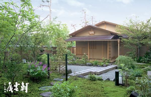 千利休生誕の地である堺に、大坂屋敷に実在した、利休の茶室のなかでも、特に後世に影響を与えたという「御成の茶室」を四世紀ぶりに復元いたしました。