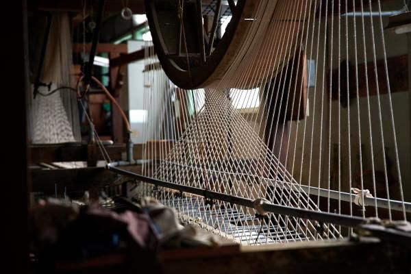 (Traditional Weaving Hatcho Twisting Machine) We use a machine that gives the weft a strong twist. This gives the textiles a varied texture that is pleasant to the touch.