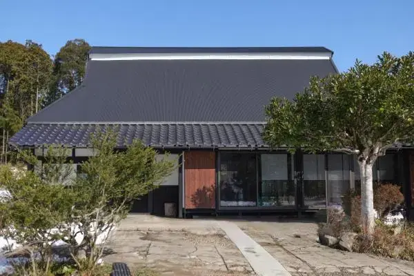 A traditional residence and its front yard