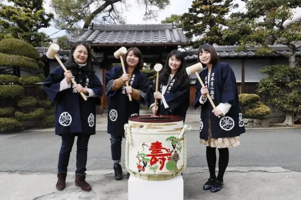 Join an activity where you create a unique komodaru sake barrel