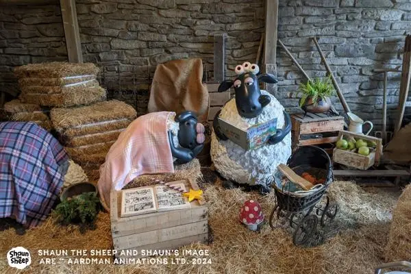 ひつじのショーン_ひつじたちの小屋 内観
SHAUN THE SHEEP AND SHAUN'S IMAGE ARE TM AARDMAN ANIMATIONS LTD. 2024