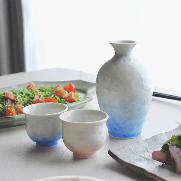 [SAKE BOTTLE] FLOWER CRYSTAL (WHITE BACKGROUND RED BLUE) SAKE SET (3-PIECE SET) | TOUAN | KYOTO-KIYOMIZU WARES