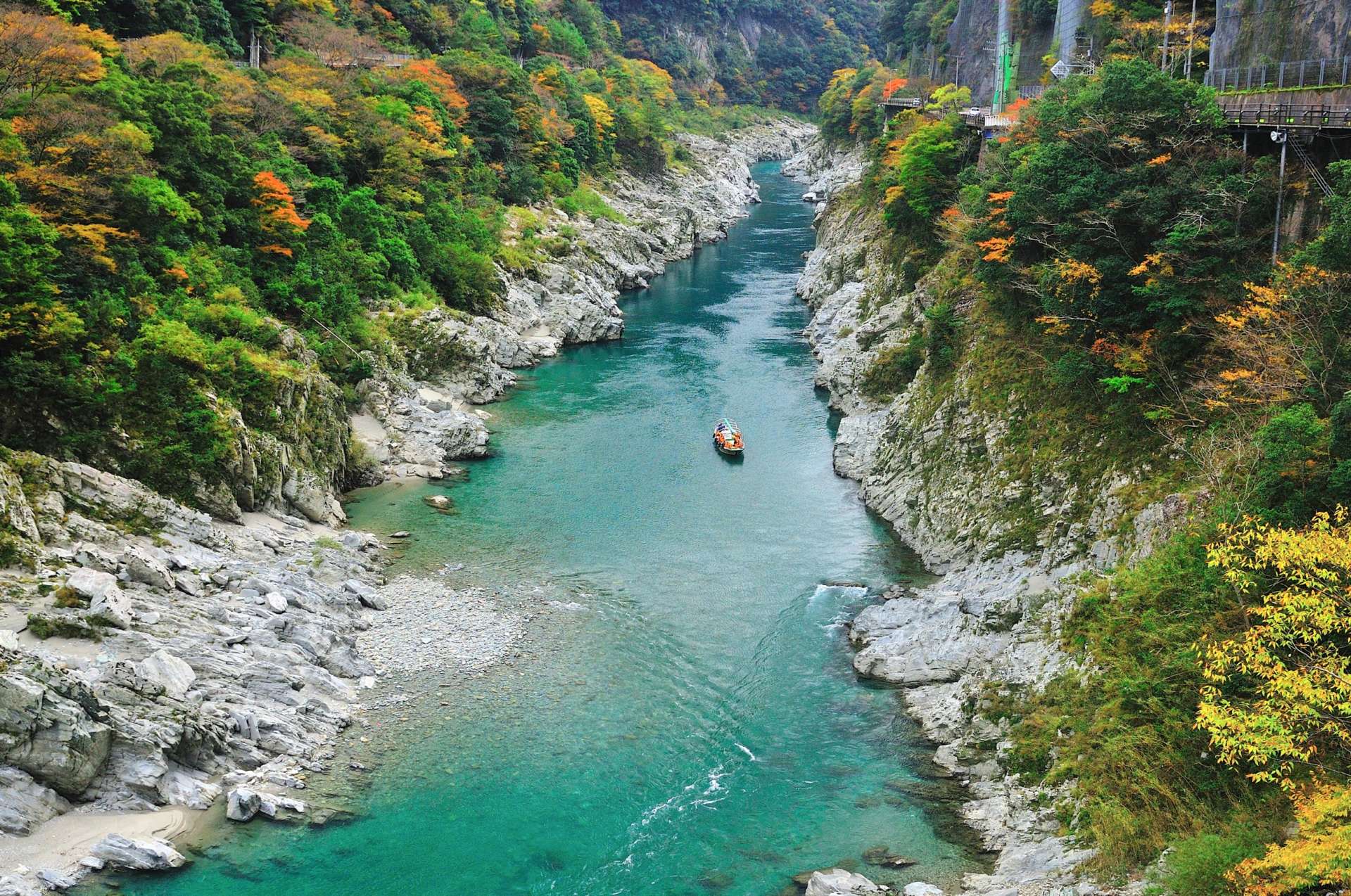 吉野川が刻んだ深いｖ字渓谷を遊覧船から楽しむ Premium関西